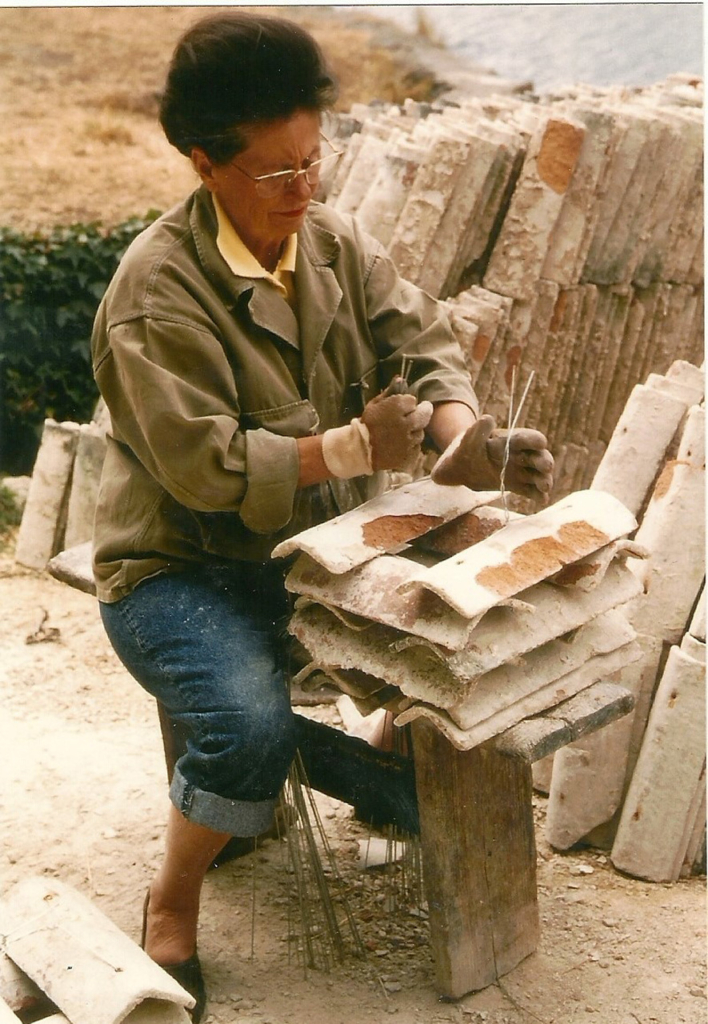 Confection des bouquets de tuiles à Corn-Er-Houët en juin 1987