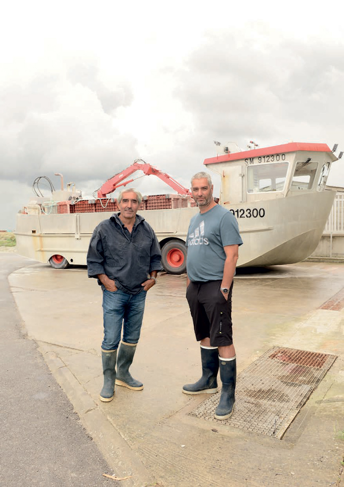 François et Rodolphe Salardaine, juillet 2021. Naisseurs d’huîtres plates en baie de Quiberon et éleveurs en baie du Mont Saint-Michel.