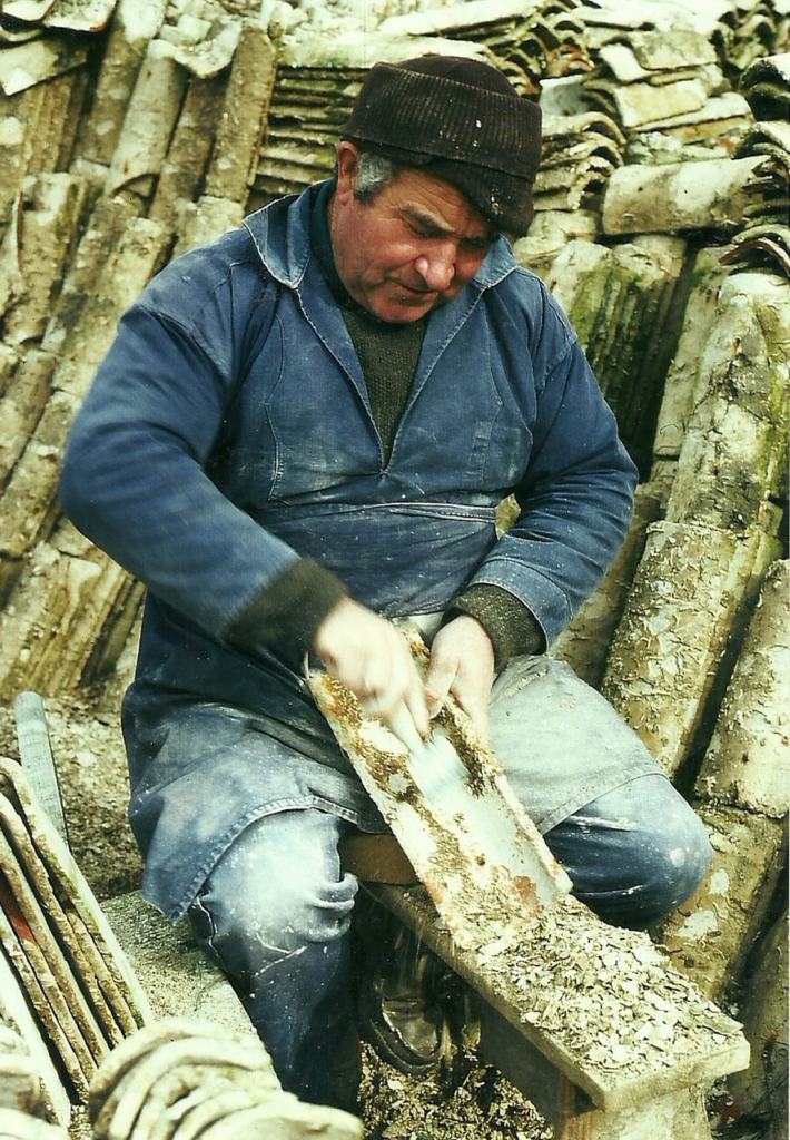 Grattage des tuiles par Georges Morio en avril 1977