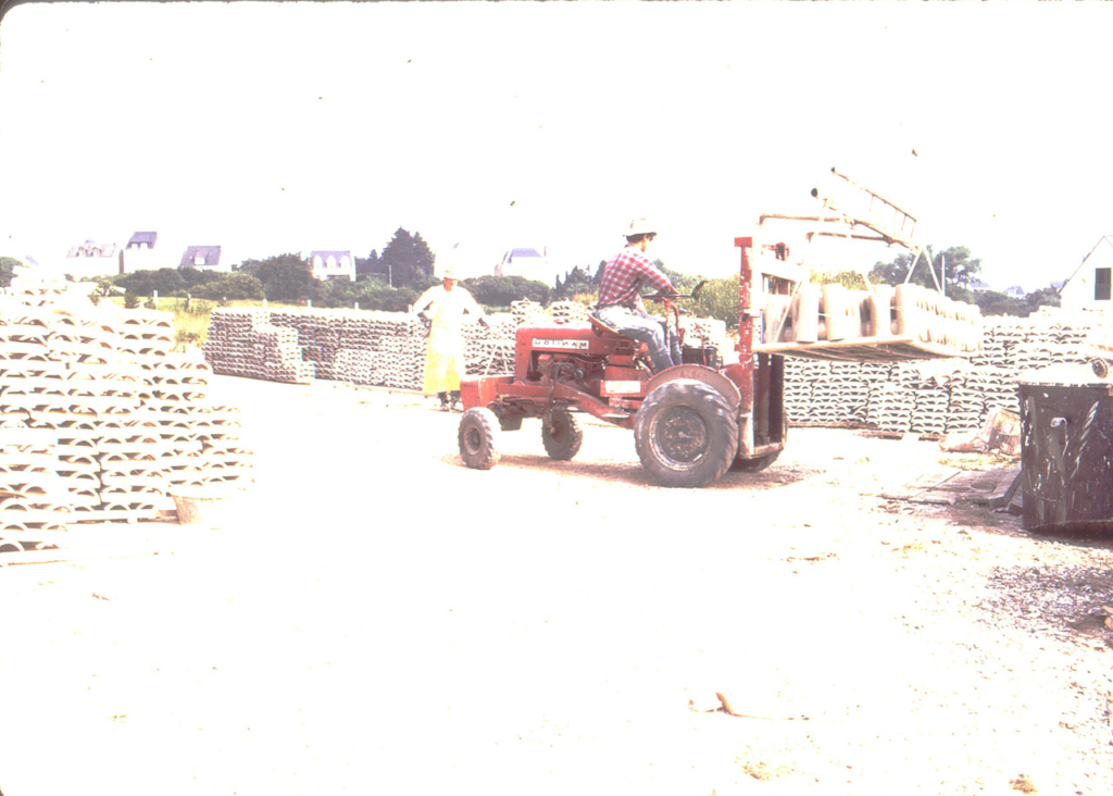Chaulage des tuiles à Locmariaquer en juin 1971 - JP Cabelguen