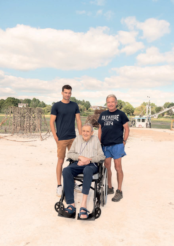 Claude Le Quellec, 92 ans, Thierry, 65 ans et Matthieu 36 ans, ostréiculteurs de père en fils, juillet 2021. Naisseurs et éleveurs en baie de Quiberon.