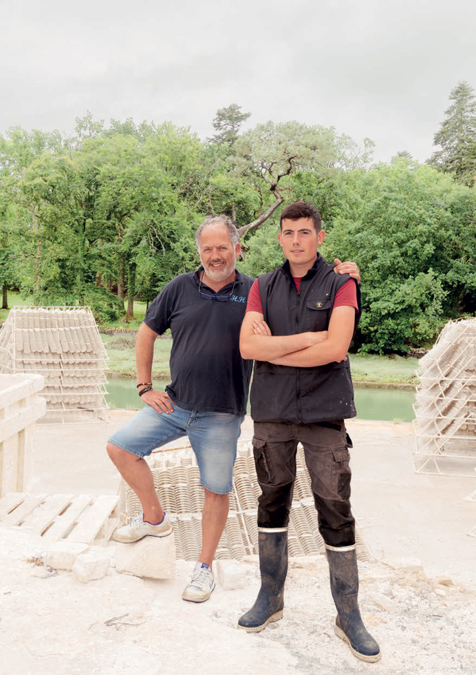 Renan Henry et son fils Rémi, juillet 2021. Naisseurs d’huîtres plates en baie de Quiberon, éleveurs en baie du Mont Saint-Michel