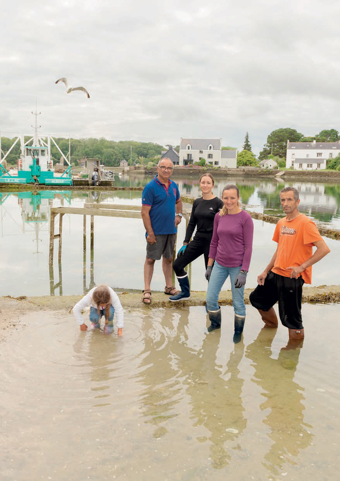 Hervé, Marie, Sonia et Serge Brazo (et Leïla au premier plan), juillet 2021. Naisseurs et éleveurs d’huîtres plates en baie de Quiberon
