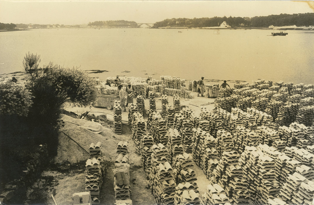 Chaulage des huîtres plates au Luffang Chantier Le Port dans la rivière de Crac'h
